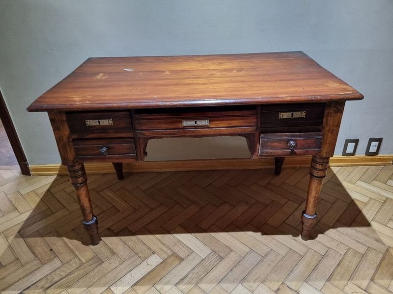 Antiguo Escritorio de Madera con 5 Cajones y Patas Torneadas