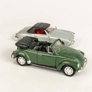 2 autos: Mercedes Benz 190 SL 1955 y Wolksvagen Beetle convertivle escala 1/32 colección Welly - imagen 2