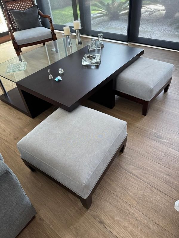 Mesa ratona en madera y cristal con 2 puf - imagen 2