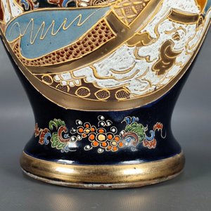 Jarrón Satsuma Azul con Diseño en Relieve y Figuras Orientales - 31.5 cm - imagen 4