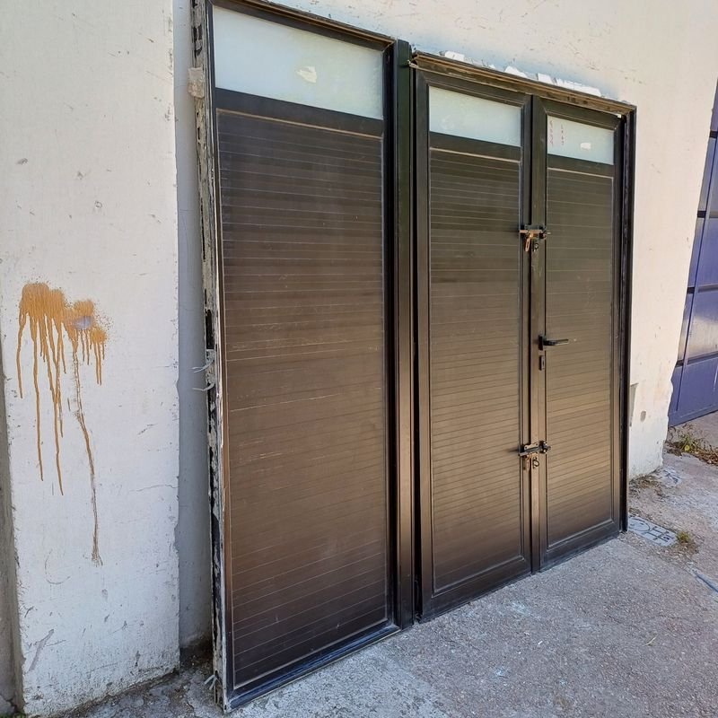 Puerta de aluminio con tres hojas y marco - imagen 3