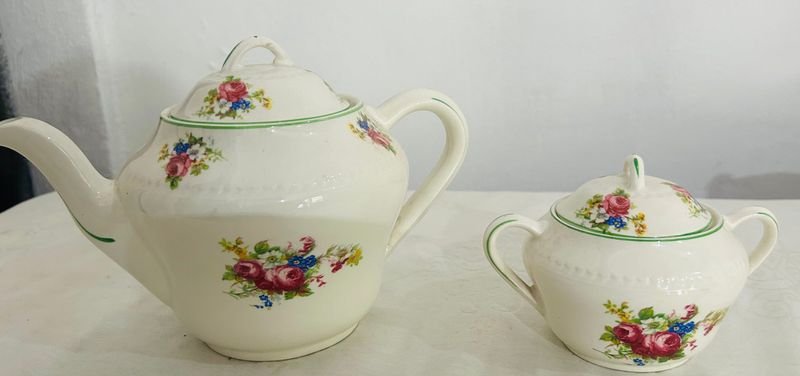 Lote anterior: Dúo de tetera y azucarero de porcelana