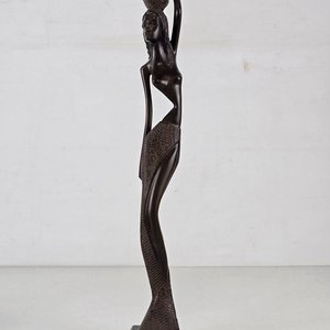 Escultura de Mujer Africana en Madera con Cesta - imagen 2