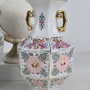 Lote de 6 jarrones decorativos de cerámica y porcelana con diseños florales y detalles dorados - imagen 3