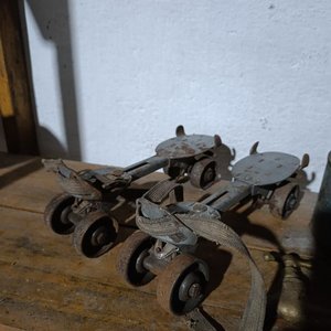 Lote Variado: Patines Antiguos, Parte de Fumigadora de Cobre y Canilla de Bronce - imagen 8