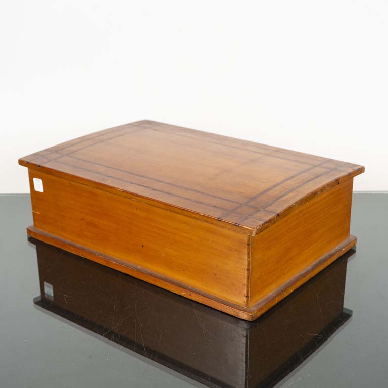 Lote siguiente: Caja de madera rectangular - Medidas: 41x28x12cm