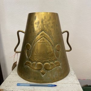 Lote siguiente: Jarrón de Bronce con Diseño Naval y Hojas de Muérdago