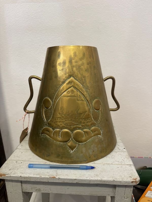 Jarrón de Bronce con Diseño Naval y Hojas de Muérdago