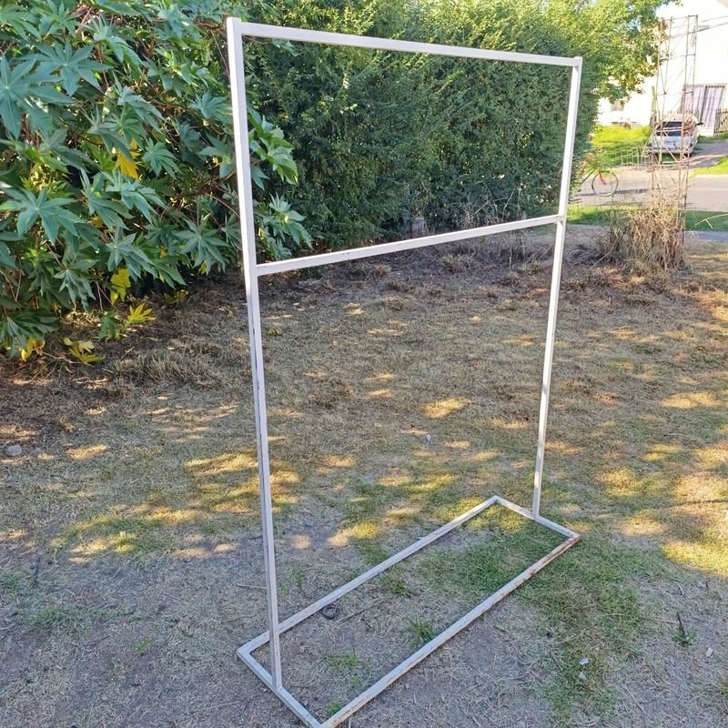 Perchero de Hierro para Ropa en Buen Estado - imagen 3