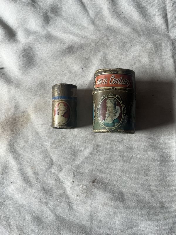 Dos antiguas cajas de fosforos con fosforos para venta