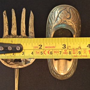 Lote de Piezas Decorativas en Bronce y Metal: Jarrón, Caldera, Cenicero, Barril, Tenedor y Centro de Mesa - imagen 3