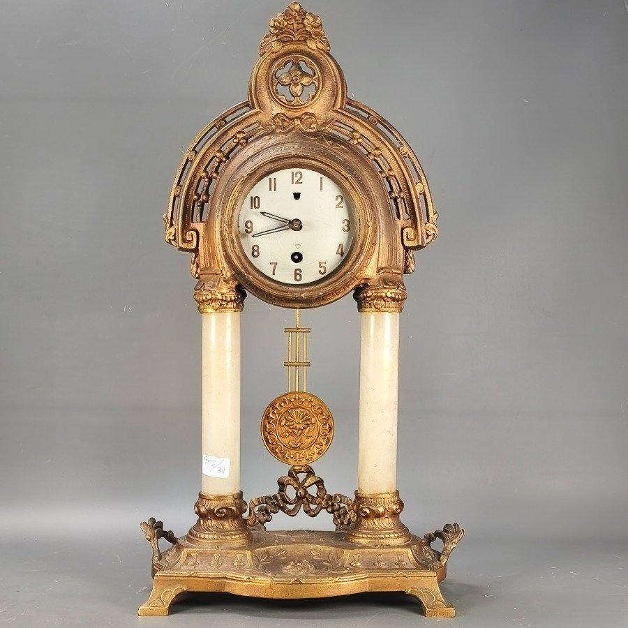 Lote siguiente: Relojes de Sobremesa Antiguos Francés con Estructura Ornamental y Columnas en Alabastro