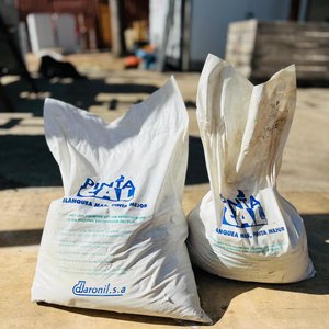 Lote anterior: Bolsas de Cal Blanca "Plata Más, Pinta Mejor" Daronil S.A. (2 unidades, 15 kg cada una)