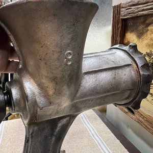 Picadora de Carne Antigua Manual Marca Eagle con Manivela de Madera - imagen 2