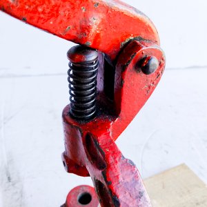 Remachadora Manual de Mesa Roja Industrial - imagen 3