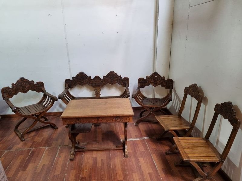Juego de Living y Comedor Rústico Español en Madera Tallada: Mesa Ratona, 2 Sillones Curules, Banco y 2 Sillas