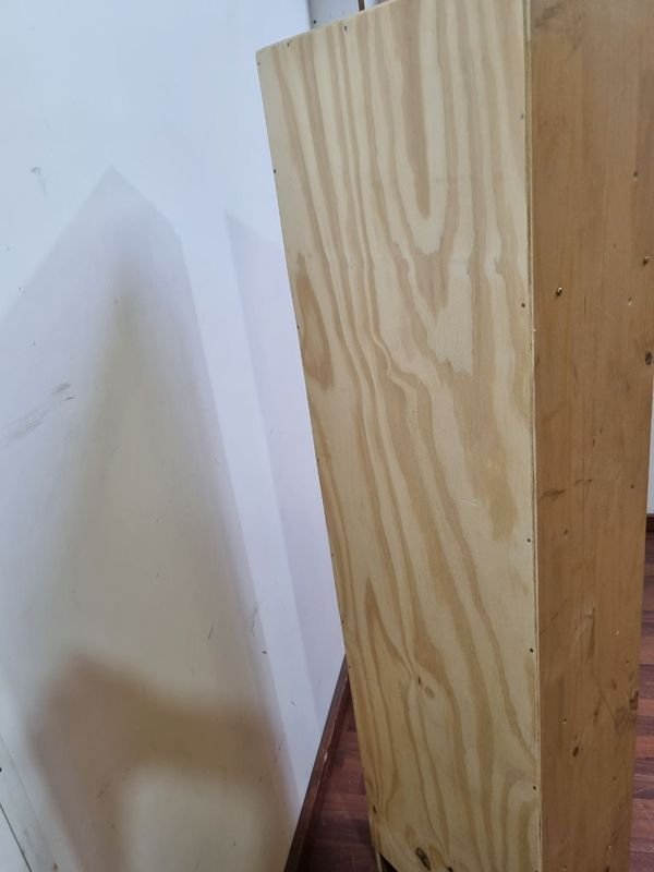 Gabinete de madera con puertas y estantes - imagen 5