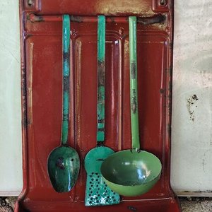 Lote siguiente: Colgador de Utensilios Esmaltado Rojo con Tres Piezas Verdes