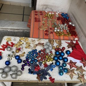 Lote de Adornos Navideños: Bolas, Estrellas, Moños y Más - imagen 2