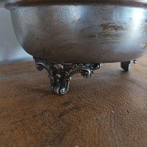 Centro de Mesa Metálico con Tapa y Patas Decoradas - imagen 4