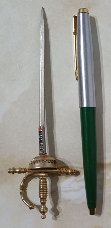 Lote siguiente: Espadas y plumas coleccionables