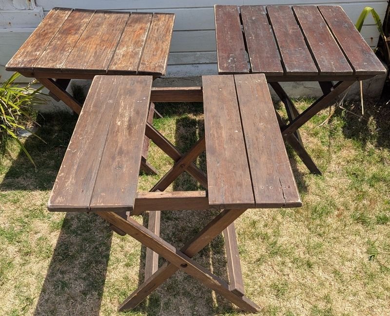 Lote siguiente: Tres mesas plegables de madera con una falta