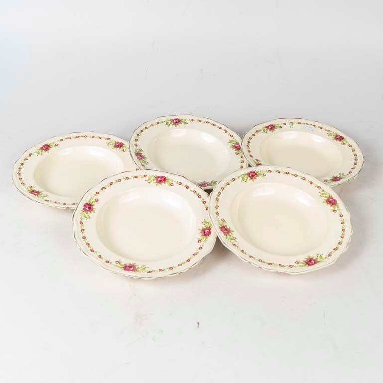 5 Platos hondos Alfred Meakin, motivo flores, borde dorado con desgaste. 2 platos con fisuras. Medidas: 25 cm