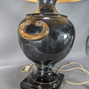 Lámpara de Mesa Antigua en Loza Negra con Asas Doradas y Pantalla Beige - imagen 3