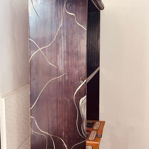 Biblioteca de Madera Oscura con 4 Estantes y Detalles Decorativos - imagen 3