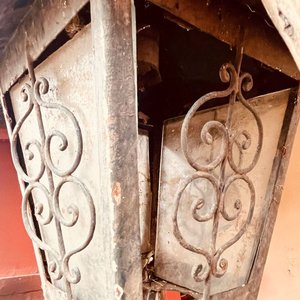 Farol Antiguo de Chapa con Detalles Ornamentales - imagen 4