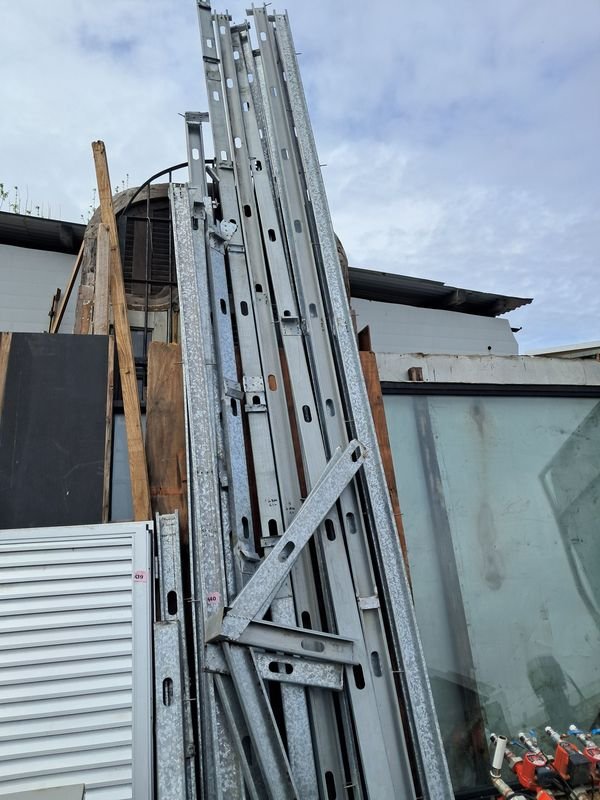 Lote de Perfiles C y Montantes Galvanizados para Construcción