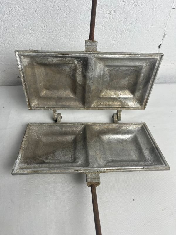 Sandwichera de Metal con Tongs y Tray - imagen 3
