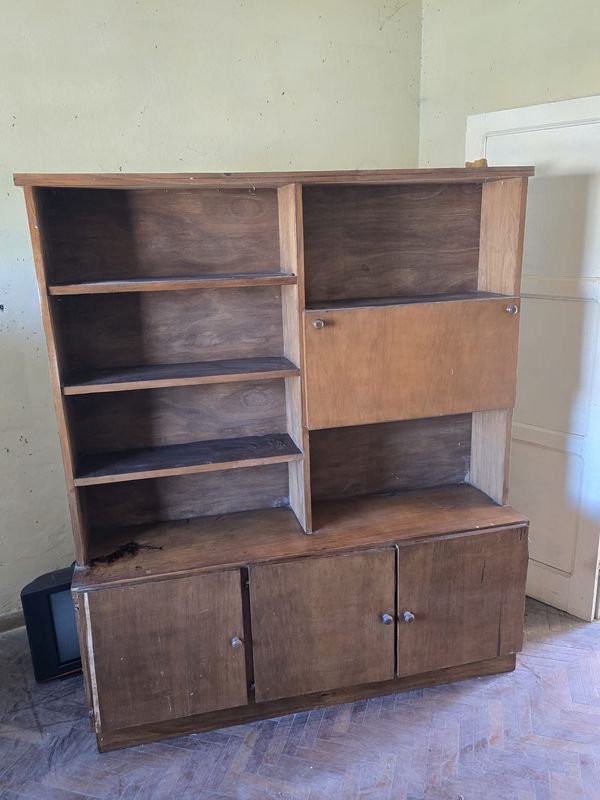 Mueble para Comedor de Madera con Dos Puertas y Una Ventana
