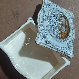 Cofre Antiguo Cerámica Capo di Monte con Tapa y Detalles Dorados - imagen 4
