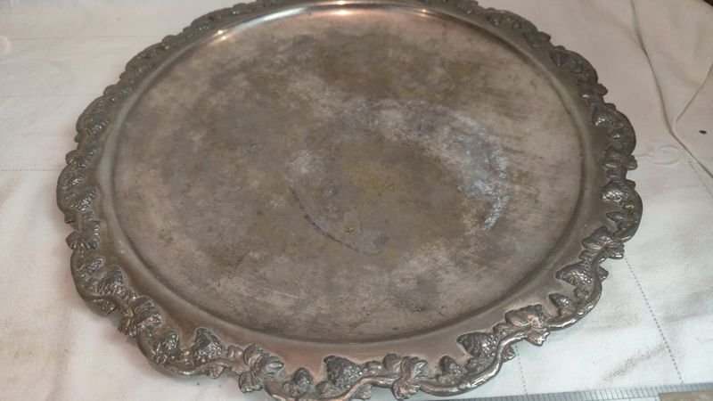 Bandeja redonda en metal plateado para decoración - imagen 3