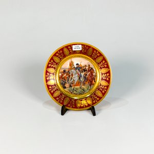 Plato de Porcelana Sèvres Napoleónico con Decoración Militar y Bordes Dorados - imagen 1