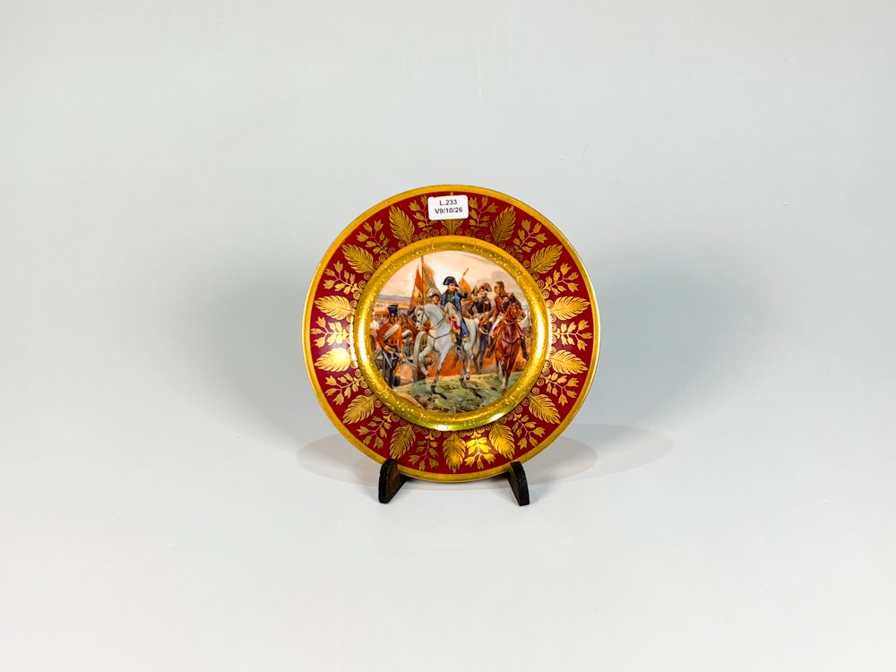 Plato de Porcelana Sèvres Napoleónico con Decoración Militar y Bordes Dorados