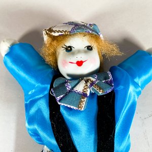 Lote de Tres Muñecos de Porcelana con Diseños y Tamaños Variados - imagen 3