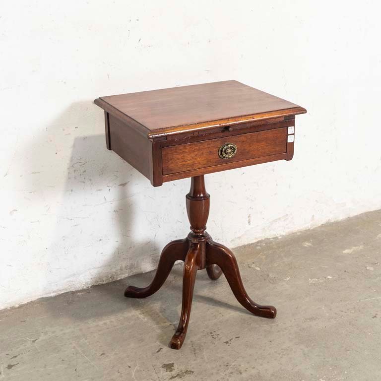 Lote siguiente: Mesa de luz inglesa con pie central y tablero de ajedrez