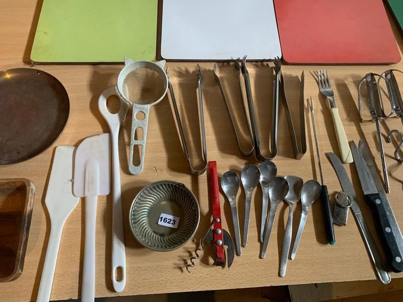Gran lote de utensilios de cocina y tablas de plástico - imagen 4