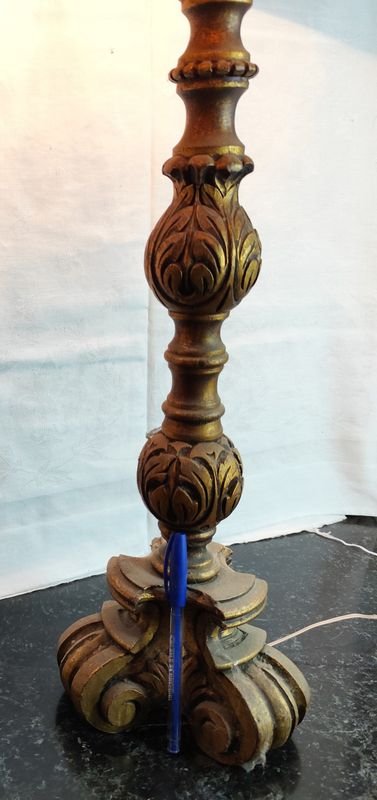 Lámpara antigua de madera esculturada con pantalla - imagen 4