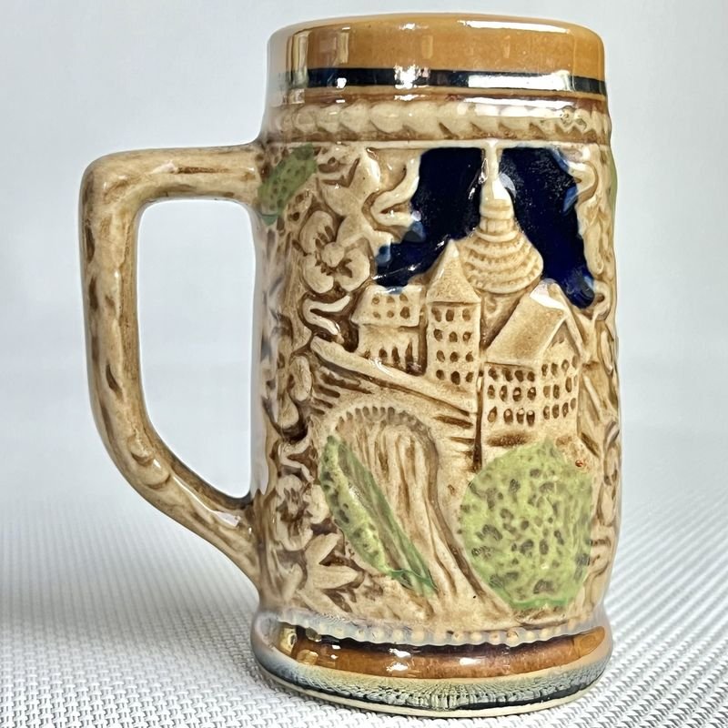 Dos tazas de porcelana pintadas a mano con motivo de personajes - imagen 4