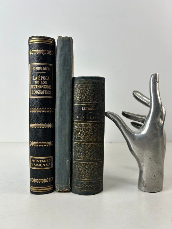 Lote anterior: Libros de geografía y historia antiguos con escultura de mano de plata