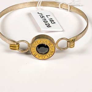 Pulsera Rígida de Plata con Piedra Negra y Detalle Dorado - imagen 3