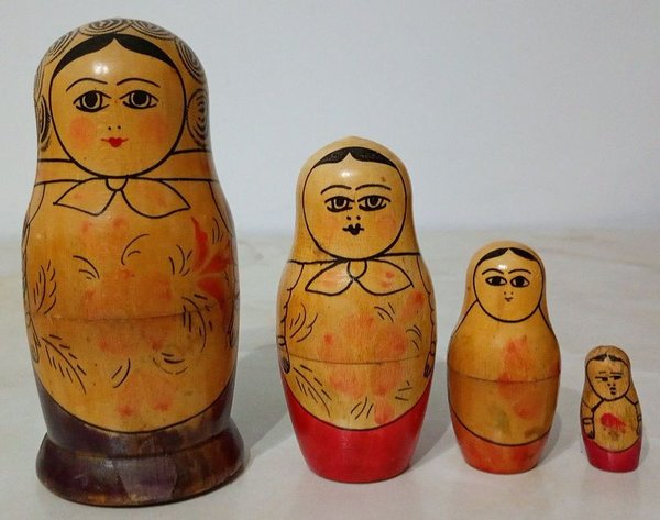 Mamushka de Madera Pintada a Mano (4 Piezas) - imagen 1