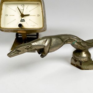 Figura de metal de capot de auto y reloj sobre mesa - imagen 3