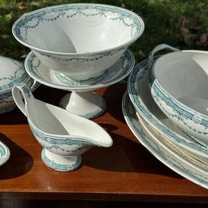 1 juego de vajilla en loza francesa antigua marca Provence 9 piezas (fuentes de distintas medidas de 15x11, 14x11x4, soperas 11x8x4, 10x7x3, aceitera, fuente pedestal) - imagen 3