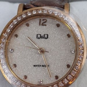 Reloj Pulsera Q&Q Dorado Glitter con Bisel Strass y Malla Marrón - imagen 3