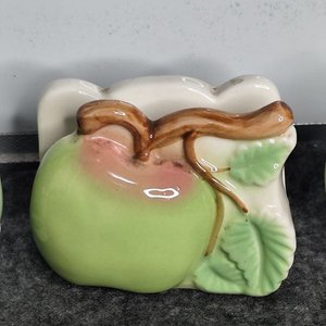 Juego de Salero, Pimentero y Servilletero de Cerámica con Forma de Manzana - imagen 5