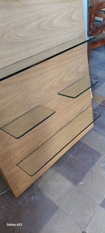 Excibidor con estantes de vidrio para decorar tu hogar - imagen 2